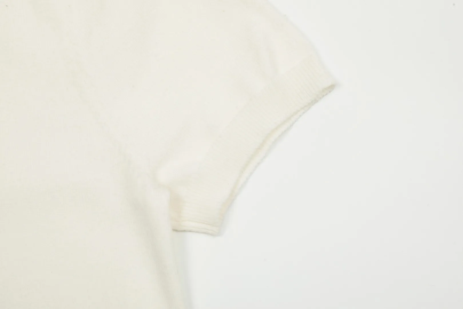 🅿️156 "Top quality" Style number: DS008# (not off the shelves all year round) [Ralph Lauren round neck solid color pony embroidered logo knitted short sleeves] ✅Ralph Lauren classic basic versatile knitted short sleeves for all seasons ✅Main supplier platform live broadcast Wholesale entity Replenish if out of stock Not off the shelf ✅ZP quality 1:1 version Scan the code to enter the GF website Counter quality ✅Detailed quality is the only one in Guangzhou Imported quality cotton yarn, focusing on high-end, cost-effective, good quality needless to say ✅The version is restored to the original version, loose, comfortable and stress-free, simple is high-end, classic is timeless ✅The upper body is simple and easy to match, a must-have for goddess ootd. Good-looking clothes are never picky. A must-have in the goddess' wardrobe. Size: S-XL Color: Army green, off-white, black, light pink, khaki, navy, light blue, mint green
